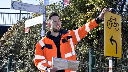 Ein Straßenplaner bei der Planung eines Radwegs Ein Straßenplaner bei der Planung eines Radwegs