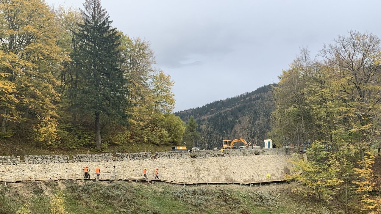 Die Stützmauer an der L 123 bei Spielweg wird saniert.