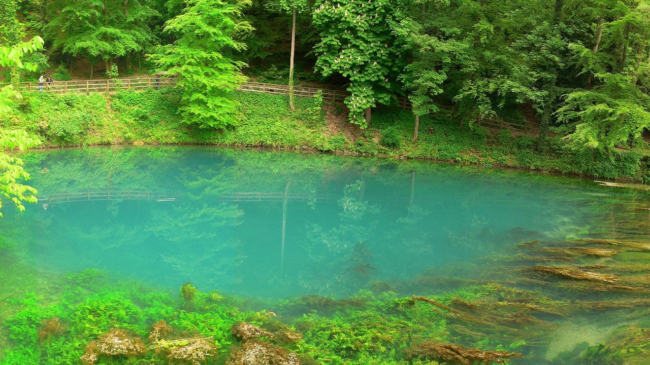 Blautopf Das Bild zeigt einen Blautopf