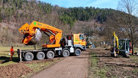Ausheben der Pflanzlöcher mit dem zweigeteilten Rundspaten