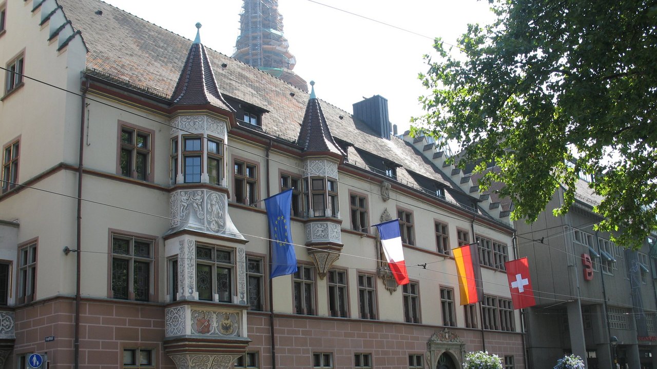 Basler Hof mit Flaggen