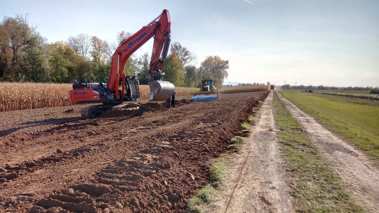 Ein Bagger am Dammkronenweg