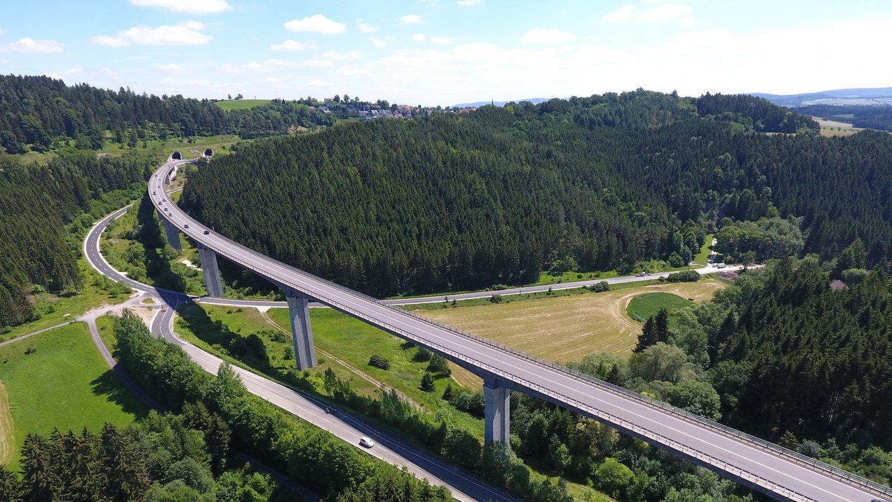 Gauchachtalbrücke mit Waldstücken fotografiert aus der Luft