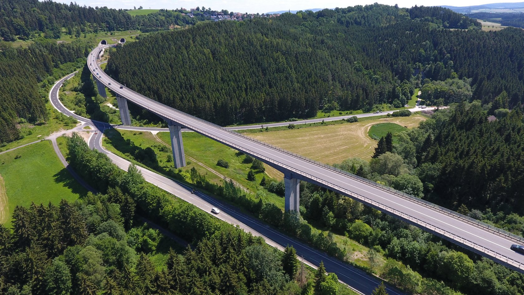 Gauchachtalbrücke mit Waldstücken fotografiert aus der Luft