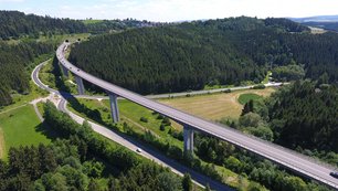 Gauchachtalbrücke mit Waldstücken fotografiert aus der Luft