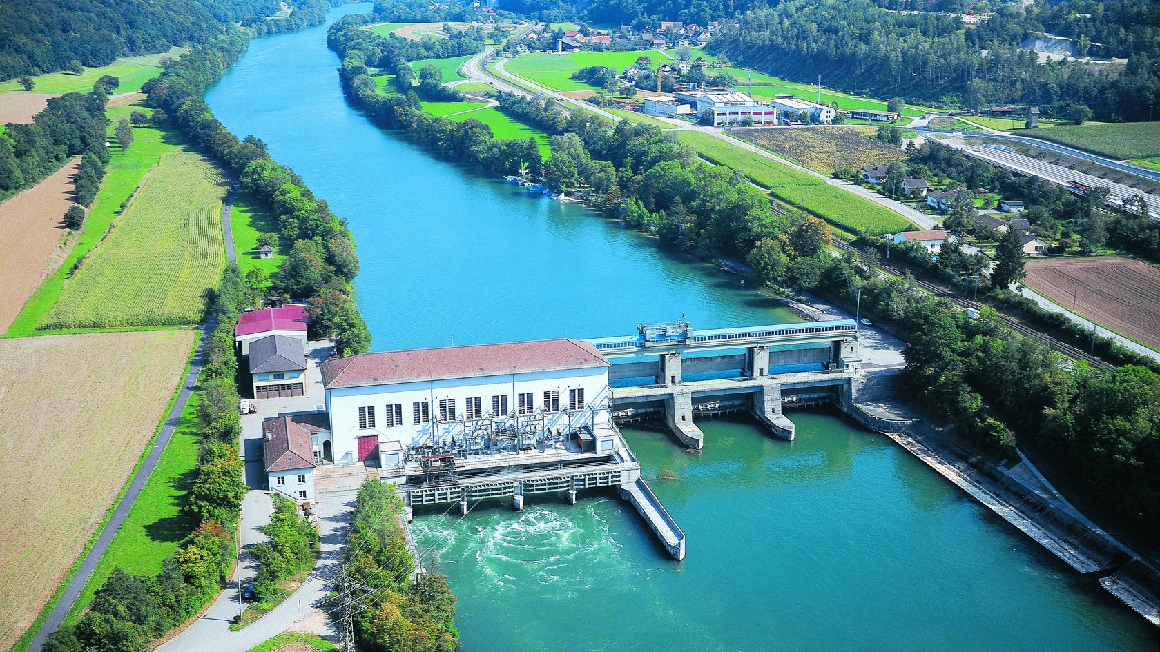 Lufaufnahme des Kraftwerks Reckingen über den Rhein