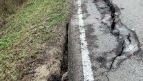 Sofortmaßnahmen beginnen (April 2024) Risse im Asphalt am Straßenrand