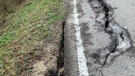 Risse im Asphalt am Straßenrand