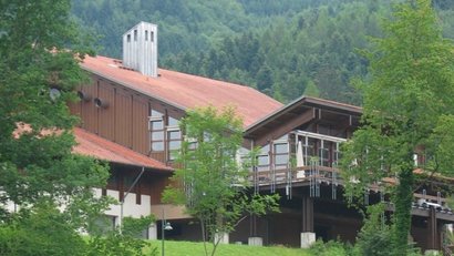 Blick über eine Wiese auf das Hauptgebäude des FAZ Mattenhof