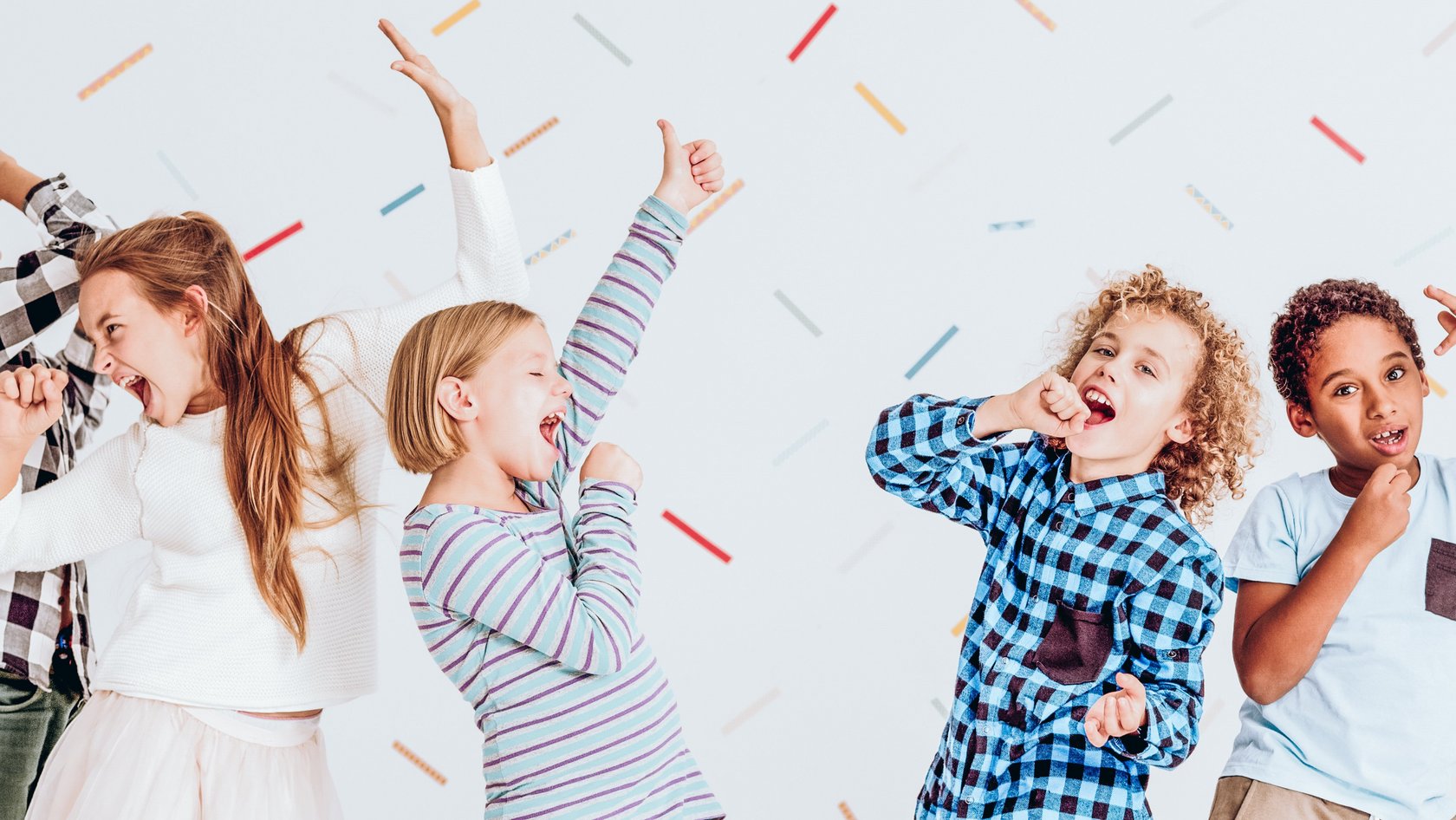 Kinder beim Singen und Tanzen