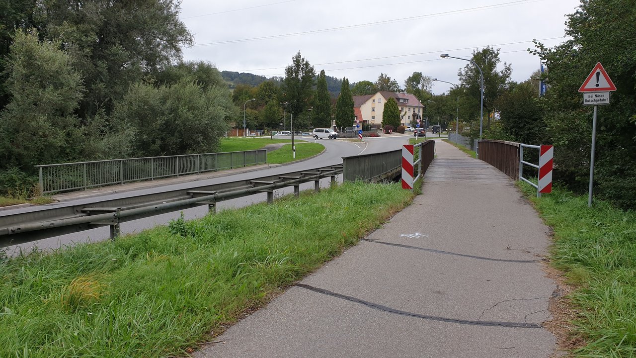 Brücke an der B 313 und Radweg über die Aach in Stockach