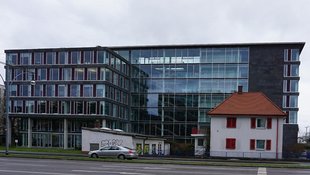Zeigt das Dienstgebäude in der Heinrich-von-Stephan-Straße 25