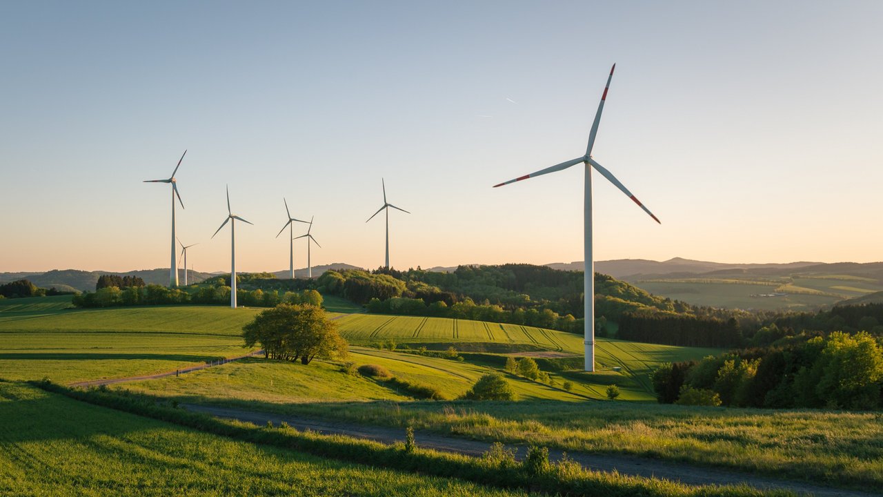 Windenergie Windräder auf einem Feld