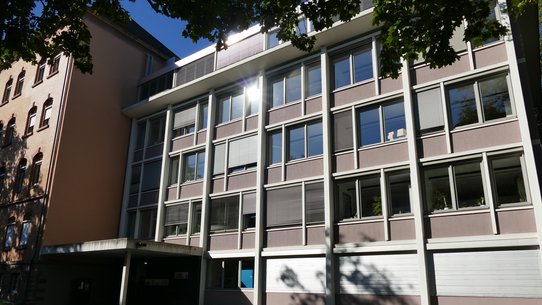 Zeigt das Dienstgebäude in der Sautierstraße 26 - 36