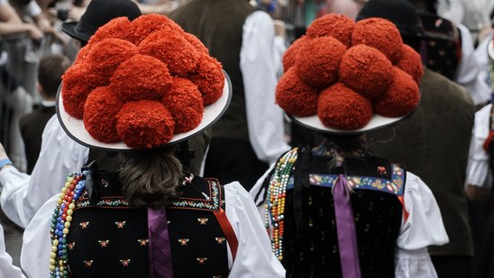 Zwei Frauen mit Bollenhüten und in Tracht