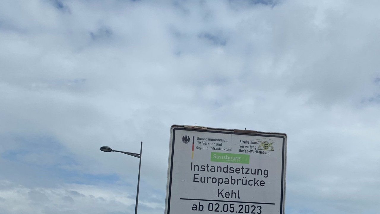 Schilder weisen bereits auf die bevor stehende Baustelle an der Europabrücke zwischen Kehl und Straßburg hin.