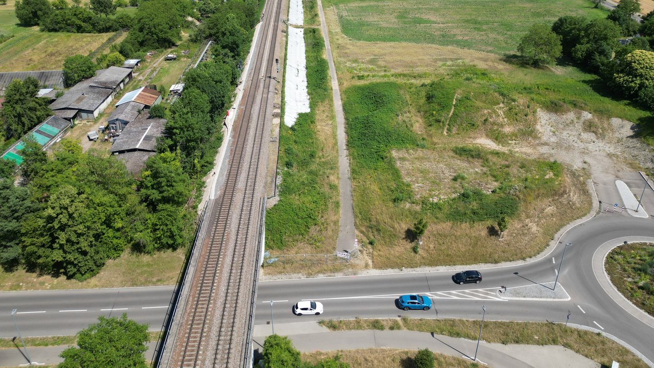 Blick Richtung Osten vom Kreisverkehr Gmeiniweg entlang der Bahn in Richtung Wyhlen 