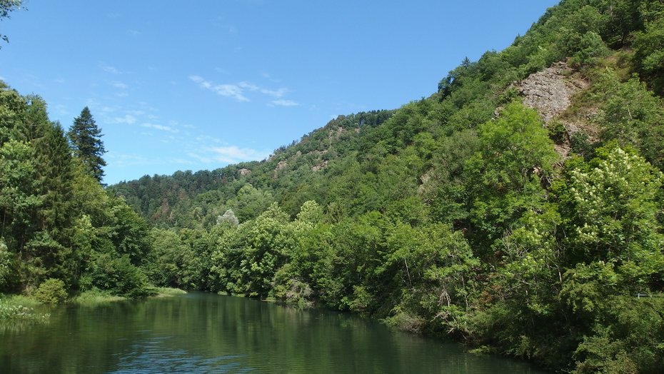 Stausee im Schwarzatal mit Blick auf Silikatfelsen Stausee im Schwarzatal mit Blick auf Silikatfelsen