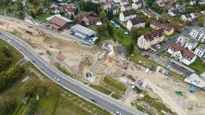 In der Bildmitte zu erkennen: Der Durchlass, an dem der Mühlbach das spätere Tunnelbauwerk unterqueren soll