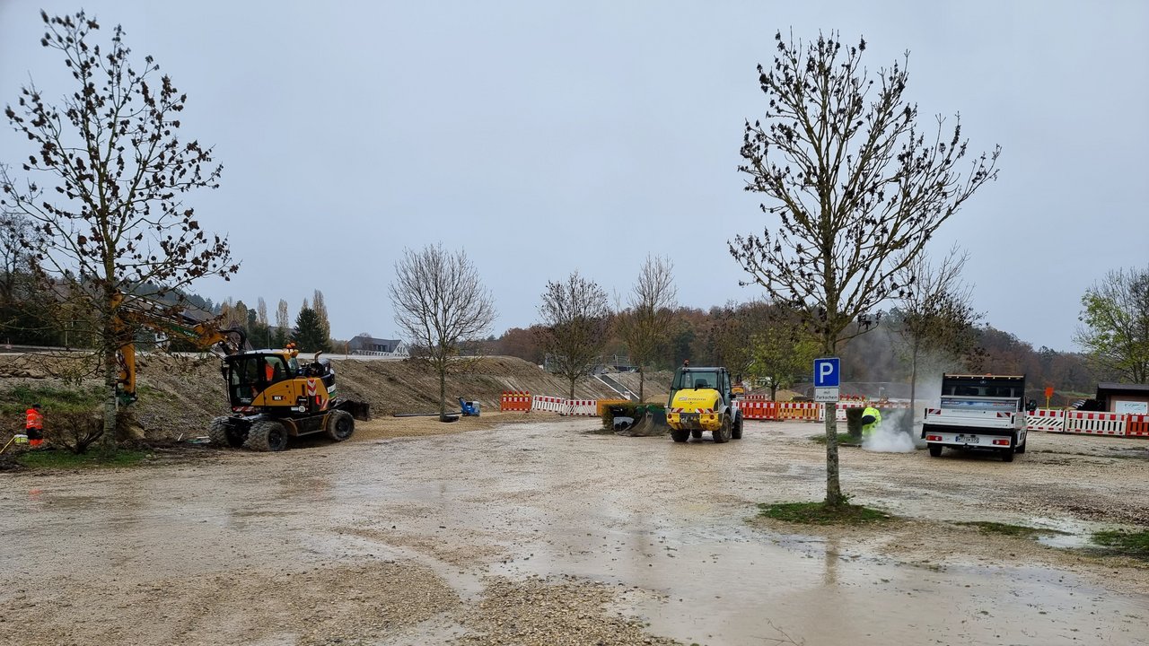 Aufgrund von Bauarbeiten derzeit nur eingeschränkt nutzbar – der Parkplatz am Bahnhof Hegne. 