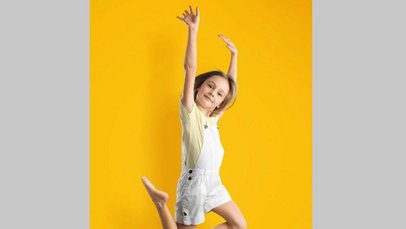 hochspringendes Mädchen