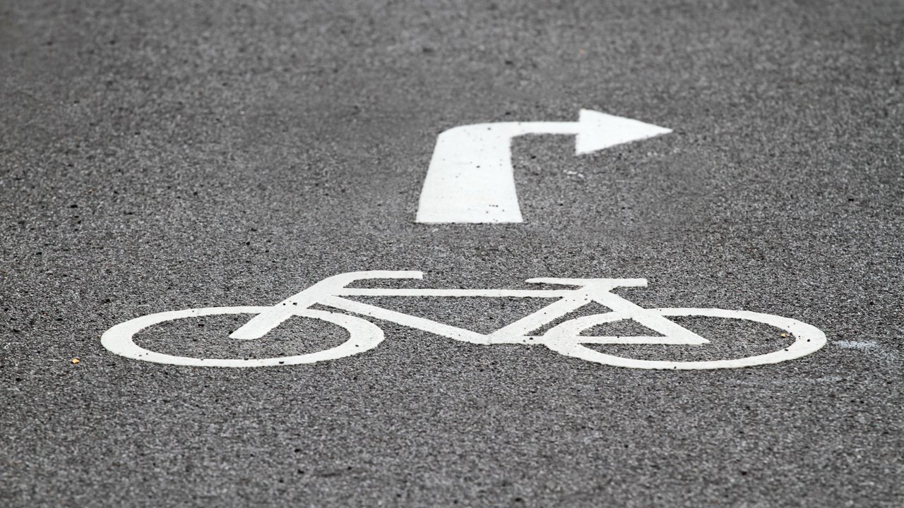 Ein Radsymbol auf dem Asphalt mit Pfeil nach rechts
