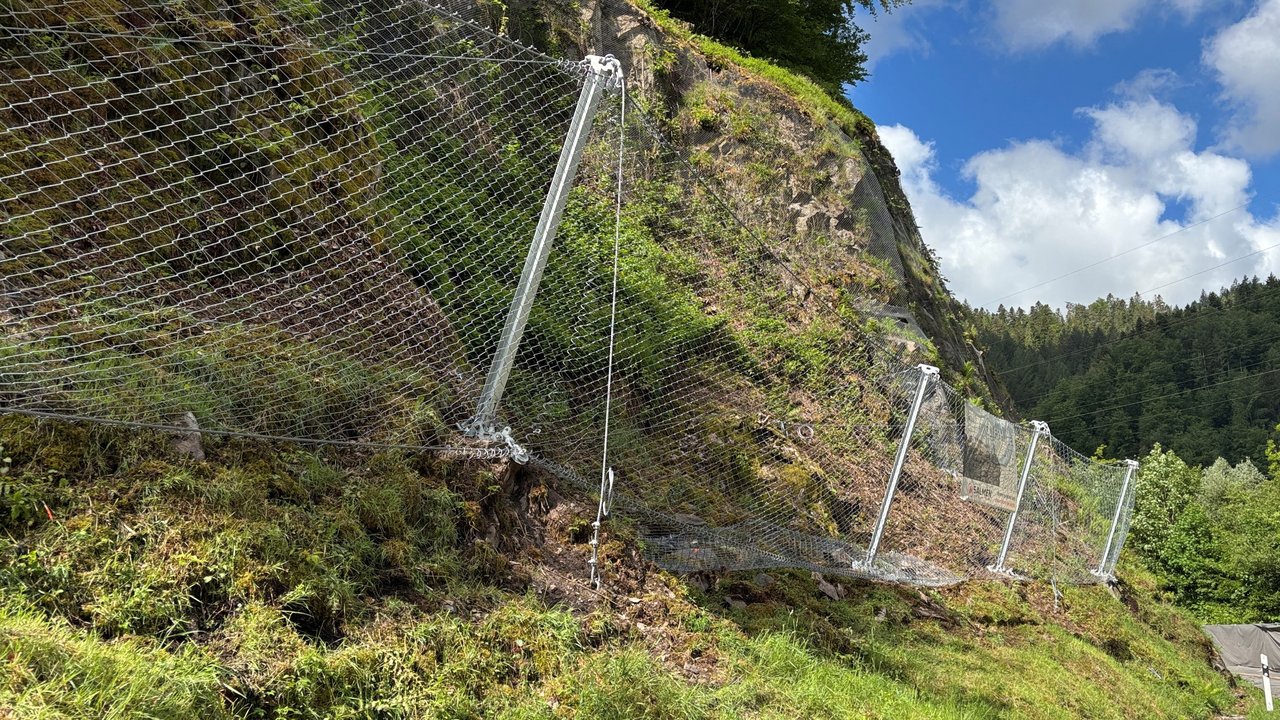 ein neuer Steinschlagschutzzaun sichert die B 317 