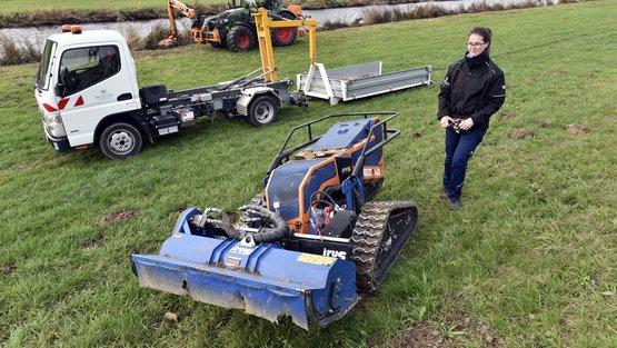 Eine Mitarbeiterin des Landesbetriebs Gewässer in Offenburg mit mehreren Geräten
