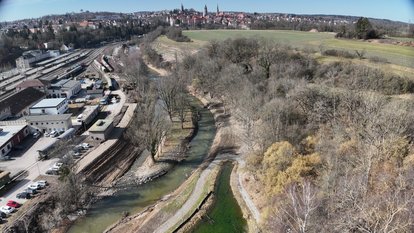 Erweiterter Weiher mit neu gestaltetem Flussbett und Insel