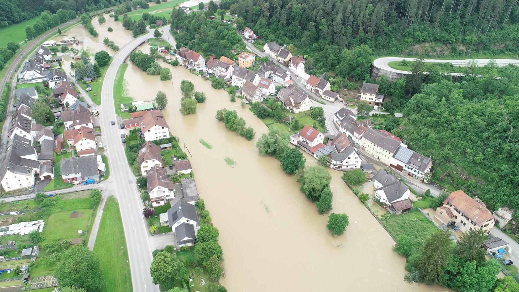Luftbild: Häuser am stark angestiegenen Fluss