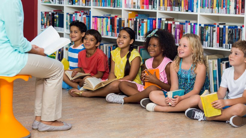Kindern wird vorgelesen