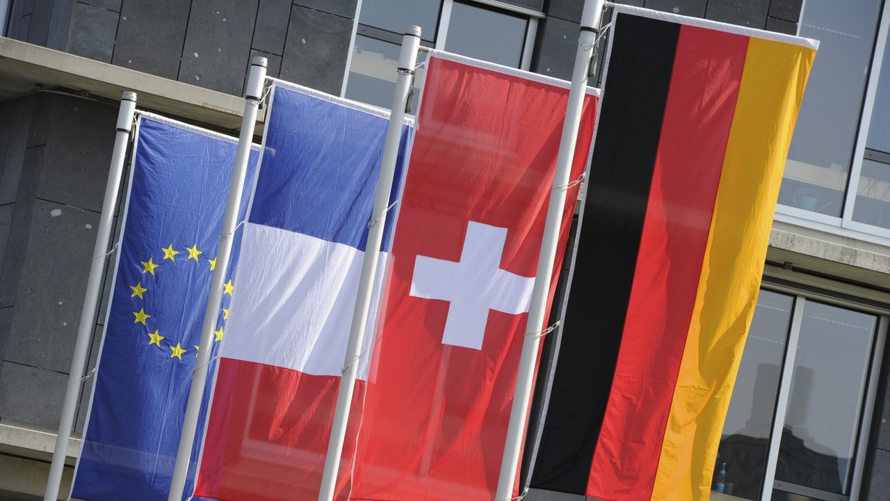 Europäische, französische, schweizer und deutsche Flagge