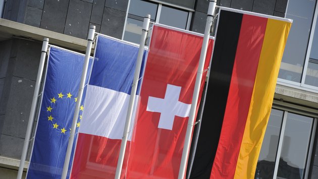 Europäische, französische, schweizer und deutsche Flagge