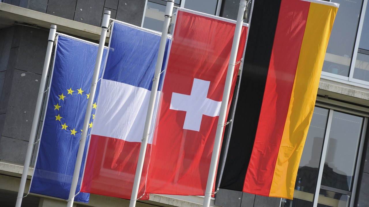 Stabstelle für grenzüberschreitende Zusammenarbeit und europäische Angelegenheiten (SGZE) Europäische, französische, schweizer und deutsche Flagge