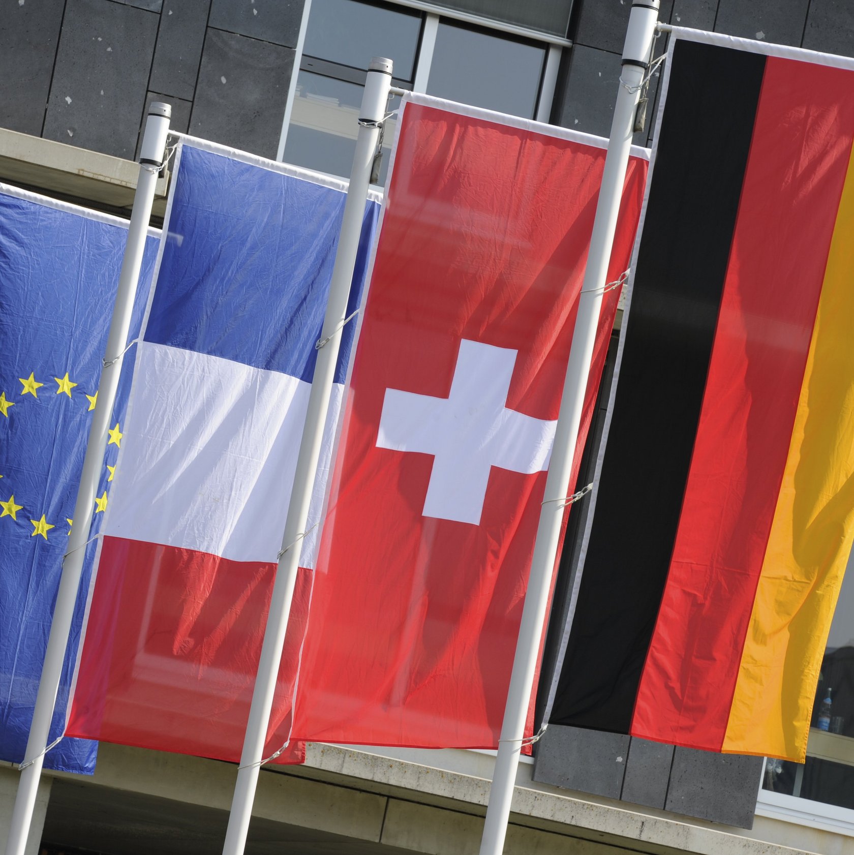 Europäische, französische, schweizer und deutsche Flagge